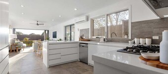 Sea Breeze -New Pool, Shops 280m, Beach 800m-12pax