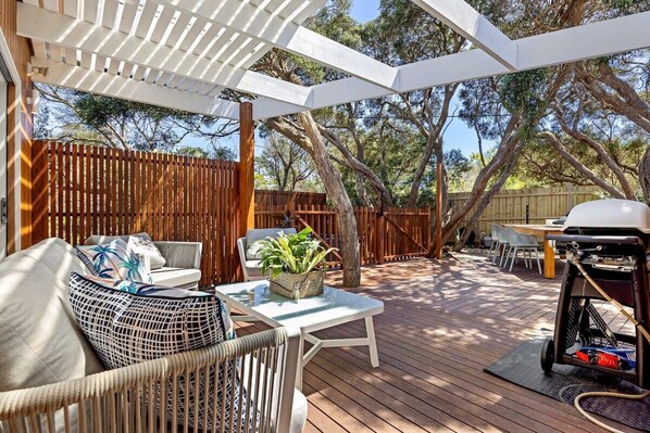 Outdoor dining - *Moonah Tree House* -Rye Back Beach retreat w/ SPA (Rye)