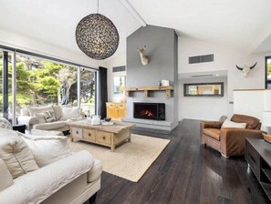 TV, lareira, escritórios