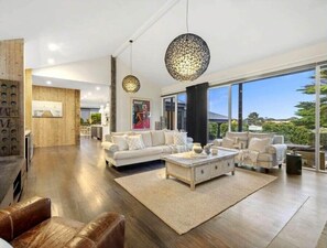 TV, lareira, escritórios