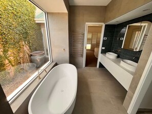 Shower, hair dryer - Royadie Resort - Pool, Spa, Tennis, 500m to beach (Blairgowrie)