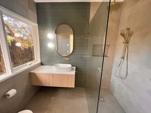 Dusche, Haartrockner, Shampoo