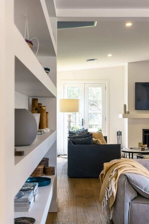 Fernseher, Kamin, Arbeitsbereiche