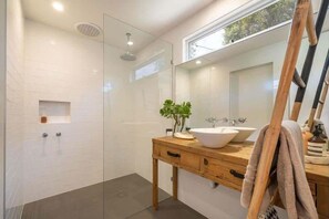 Dusch, hårtork och schampo