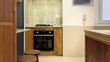 Frigorifero, microonde, forno, piano cottura