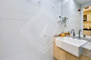 Eenvoudige studio | Badkamer
