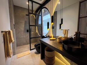 Deluxe-studiolejlighed - udsigt til pool | Badeværelse | Bruser, miljøvenlige toiletartikler, hårtørrer, håndklæder