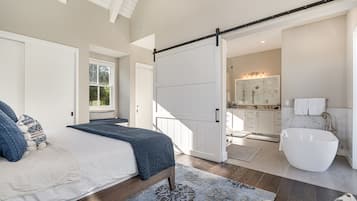4 bedrooms, desk, iron/ironing board, travel cot