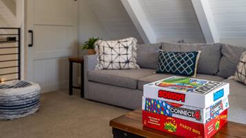 Een smart-tv, een open haard, boeken en een kantoor