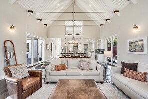 Smart TV, fireplace, books, offices - The Central Modern Farmhouse Sonoma Pool/Hot Tub + Bocce + Sport Court (Sonoma)