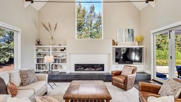 Smart-TV, peis, bøker og kontorer