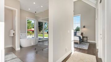 4 soveværelser, skrivebord, strygejern/strygebræt, weekendseng