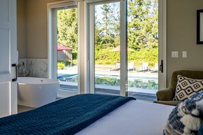 4 bedrooms, desk, iron/ironing board, travel cot - The Central Modern Farmhouse Sonoma Pool/Hot Tub + Bocce + Sport Court (Sonoma)