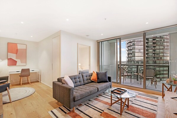 Executive-huoneisto, parveke, kaupunkinäköala | Oleskelualue | Älytelevisio