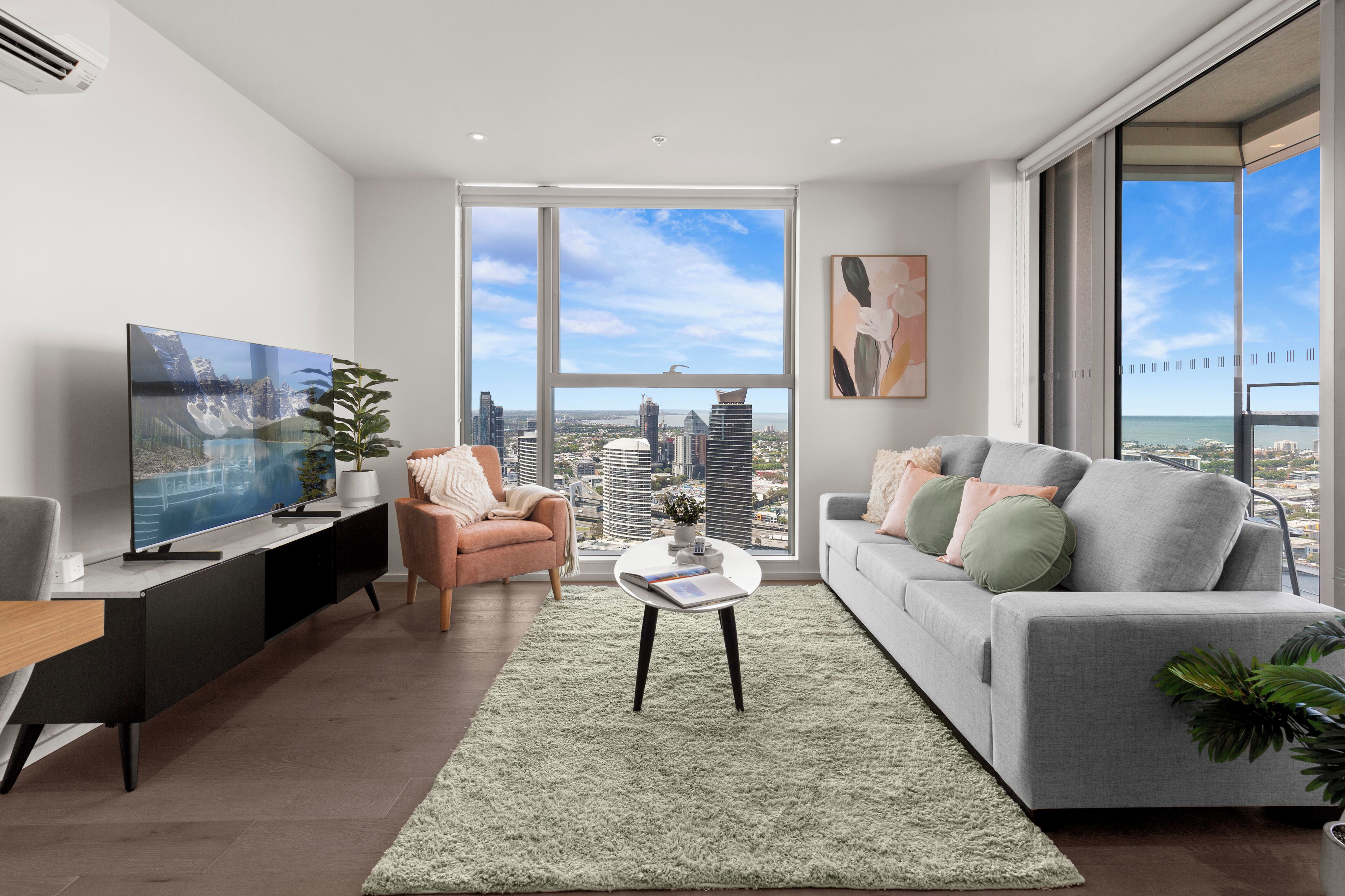 Departamento ejecutivo, 3 habitaciones, balcón, vista a la ciudad | Área de sala de estar | Smart TV 