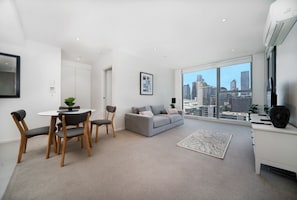 Appartement Exécutif, 2 chambres, balcon, vue ville | Coin séjour