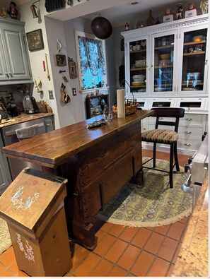 Microwave, oven, stovetop, dishwasher - Charming Historic 3-bedroom Estate in Downtown Annapolis  (Annapolis)