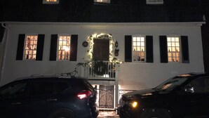 En hvid bygning med mange vinduer og en lukket indgang.