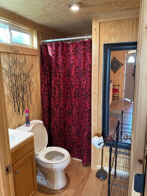 Shower, towels, toilet paper - Cabin 2: Cozy Comfort by the Lake—Your Perfect Bridgeport Getaway (Bridgeport)