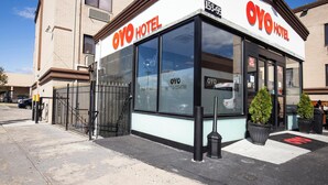 Un hotel con una fachada moderna, ventanas amplias y una vista despejada de la calle.