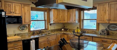 Microondas, horno, placa de cocina y lavavajillas