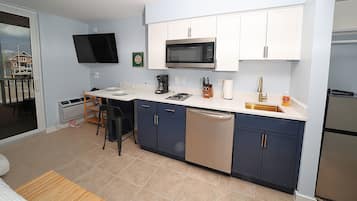 Réfrigérateur, micro-ondes, four, plaque de cuisson