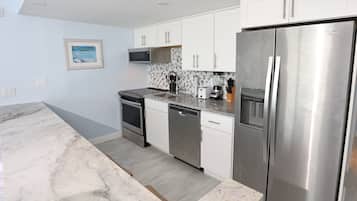 Køleskab, mikrobølgeovn, ovn, kogeplade