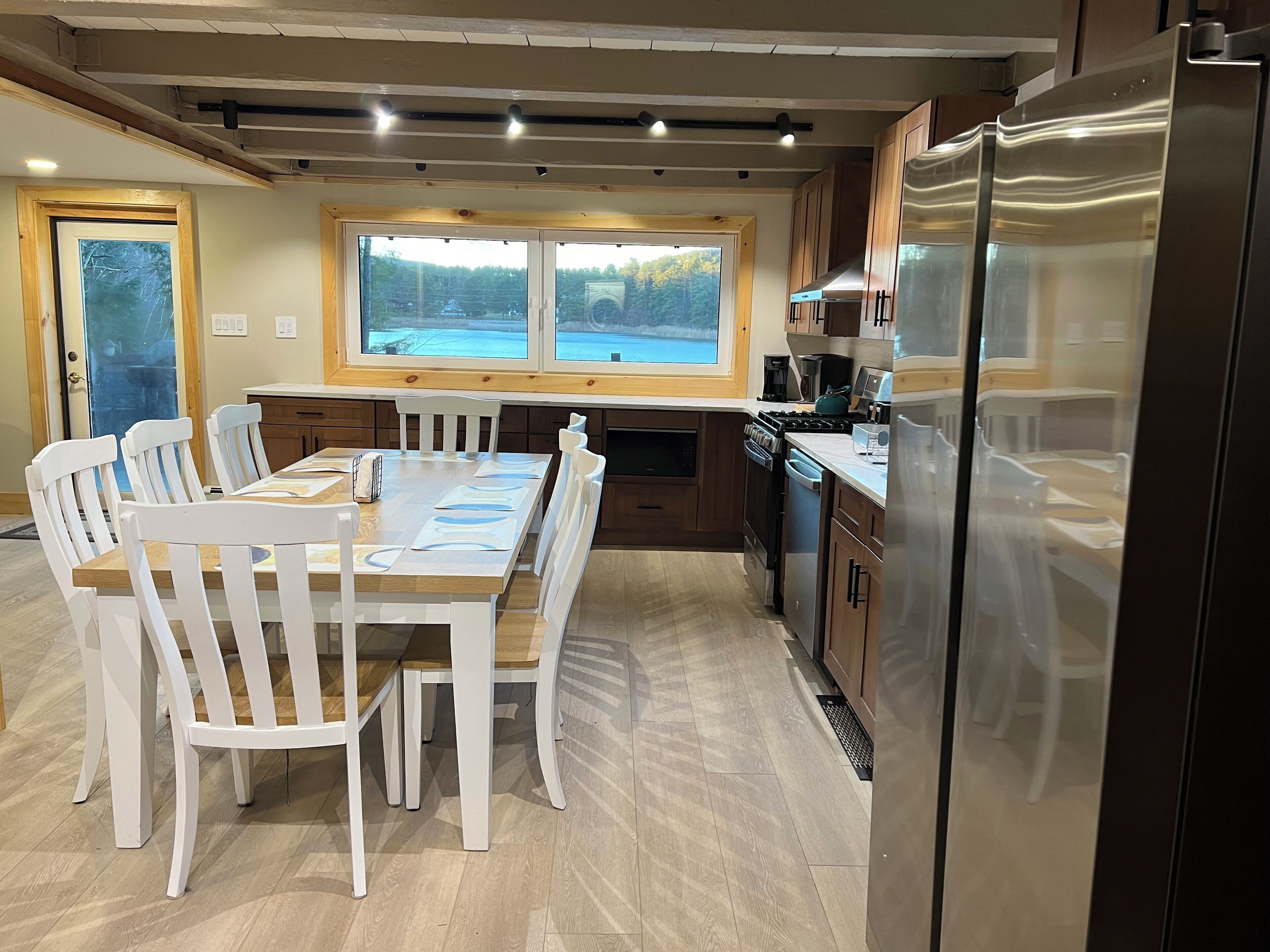 Coffee/tea maker, fridge, microwave, oven