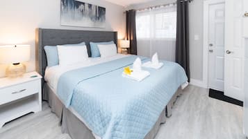 Suite, 1Â King-Bett und Schlafsofa, Terrasse | Laptopgeeigneter Arbeitsplatz, kostenloses WLAN