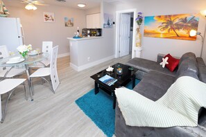 In-room dining - seastar suites by the sea (Lauderdale-by-the-Sea)