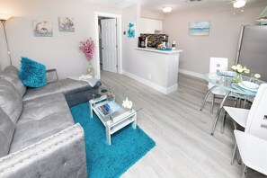 In-room dining - seastar suites by the sea (Lauderdale-by-the-Sea)