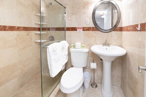 Suite – deluxe, terrasse | Bad | Dusj, hårføner, håndklær og såpe