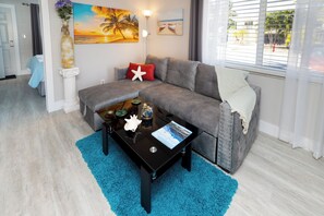 Suite, 1 très grand lit et 1 canapé-lit, patio | Coin séjour