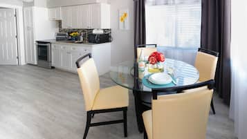 Deluxe-Suite, Terrasse | Essbereich im Zimmer