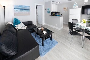 Suite, 1 très grand lit et 1 canapé-lit, patio | Coin séjour