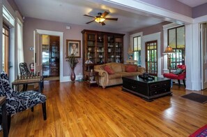 Living area - Central Florida's Historic Gem & wedding venue- The Oakland Manor House (Oakland)