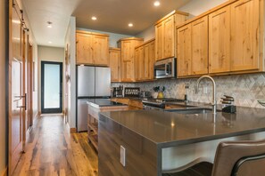 Een koelkast, een microgolfoven, een oven, een kookplaat