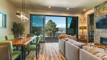 Smart TV, fireplace