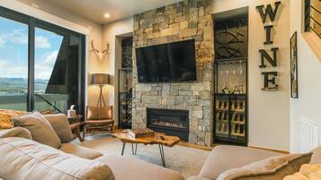 Smart TV, fireplace