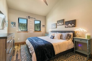 3 bedrooms, free WiFi, bed sheets - The Village View Retreat: Steps from the Lift (Angel Fire)