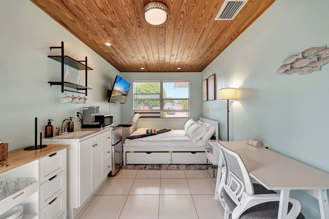 4 bedrooms, desk, iron/ironing board, WiFi