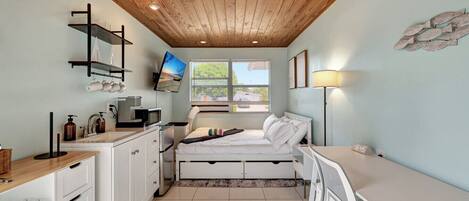 4 bedrooms, desk, iron/ironing board, WiFi