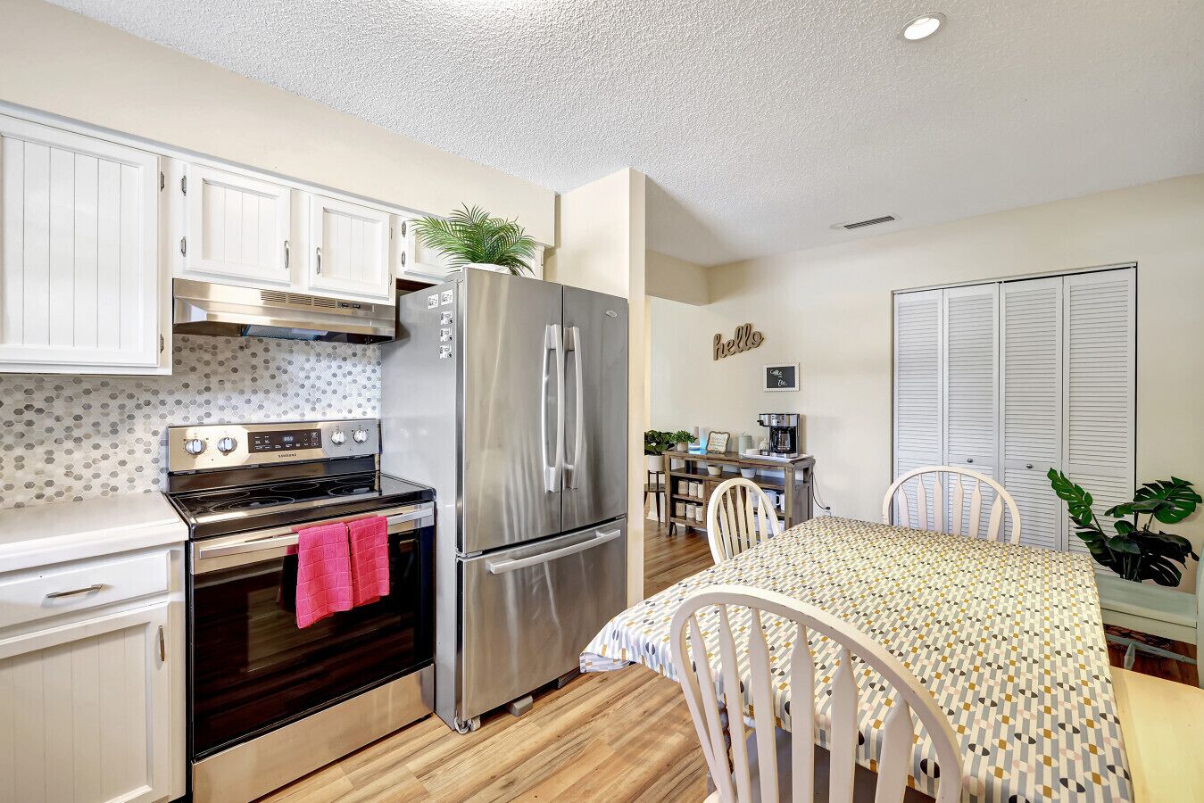 Kylskåp, mikrovågsugn, ugn och spishäll