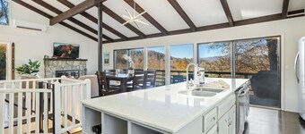 Modern Cabin with Mountain Views Near Skiing