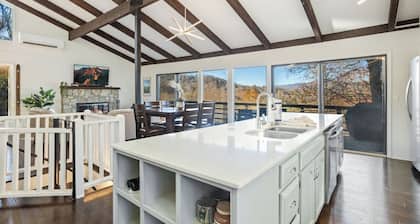 Modern Cabin with Mountain Views Near Skiing