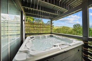 Outdoor spa tub - Modern Cabin with Mountain Views Near Skiing (Sugar Mountain)