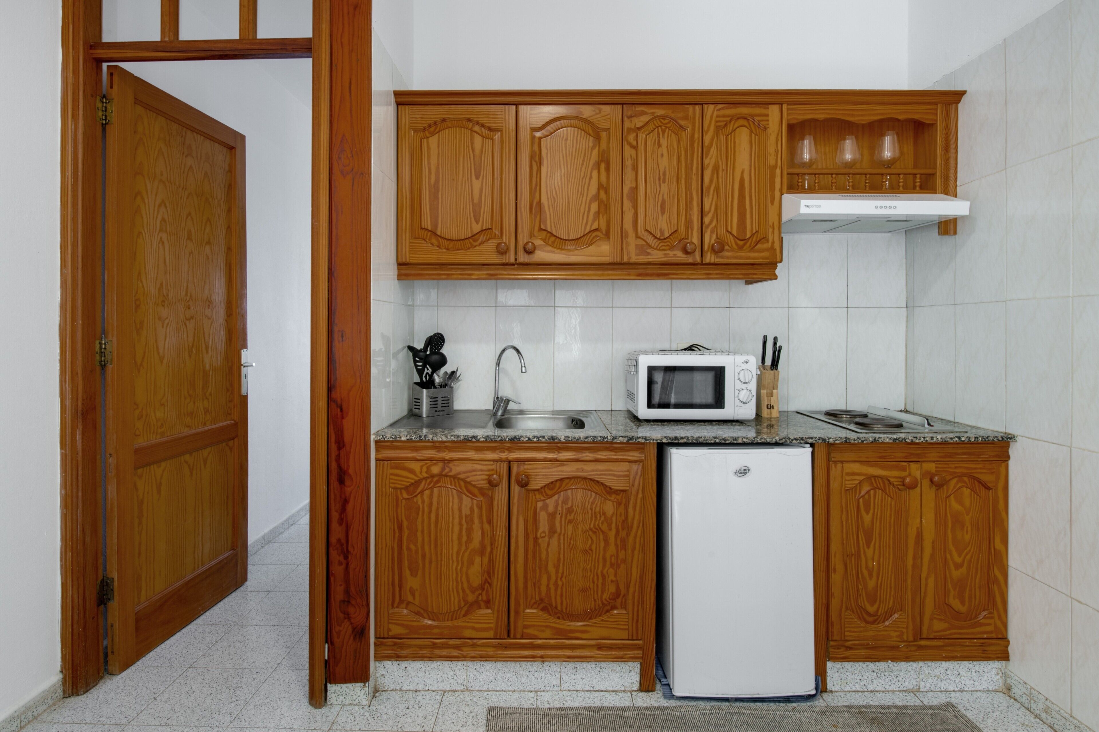 Geladeira, micro-ondas, cooktop, cafeteira/chaleira