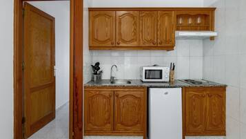 Geladeira, micro-ondas, cooktop, cafeteira/chaleira