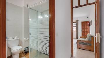 Een douche, handdoeken