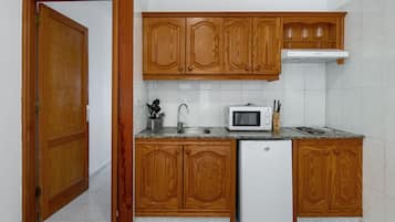 Refrigerador, microondas, parrilla de estufa y cafetera y tetera